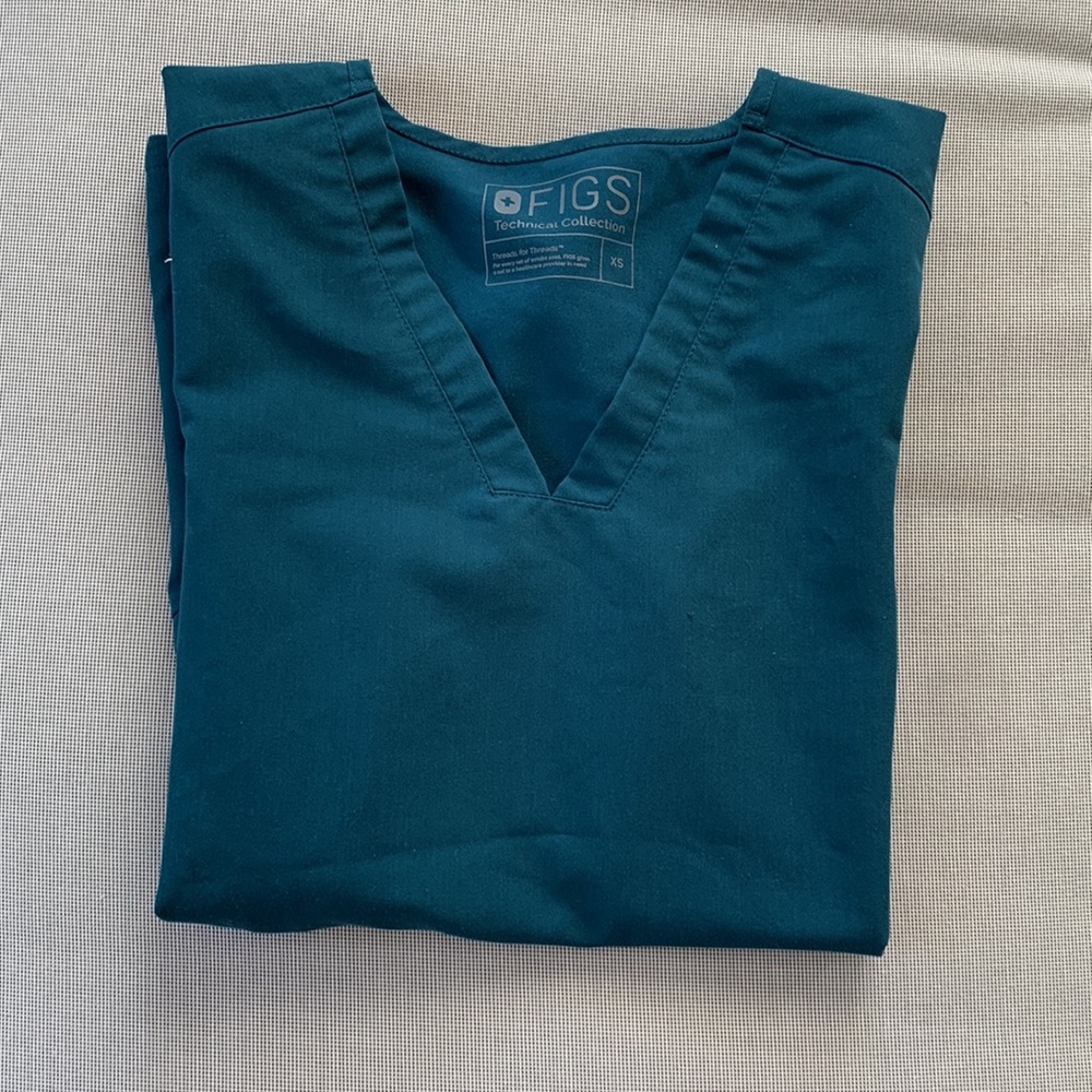 Figs scrub top